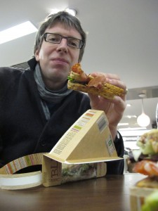 Ein Schwuler beim Sandwich-Essen