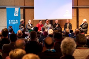 Das Podium im Regenbogenzentrum beim DEKT