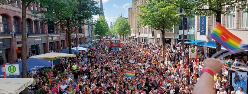Blick von einem Truck auf die Menschenmasse in der Mönckebergstraße in Hamburg beim CSD 2022